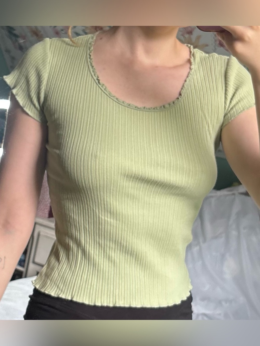 Ribbed Scoop Crop Top with Lettuce-Edge in Light Green